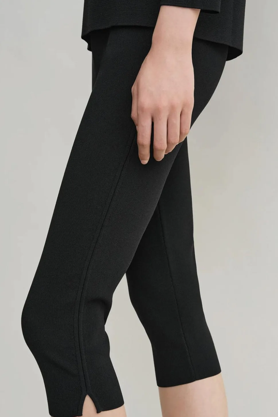 Compact Knit Capri Trousers Black