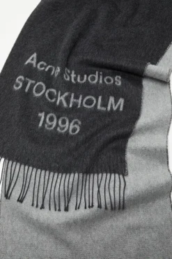 Logo Jacquard Scarf Black/White FN-UX-SCAR000432