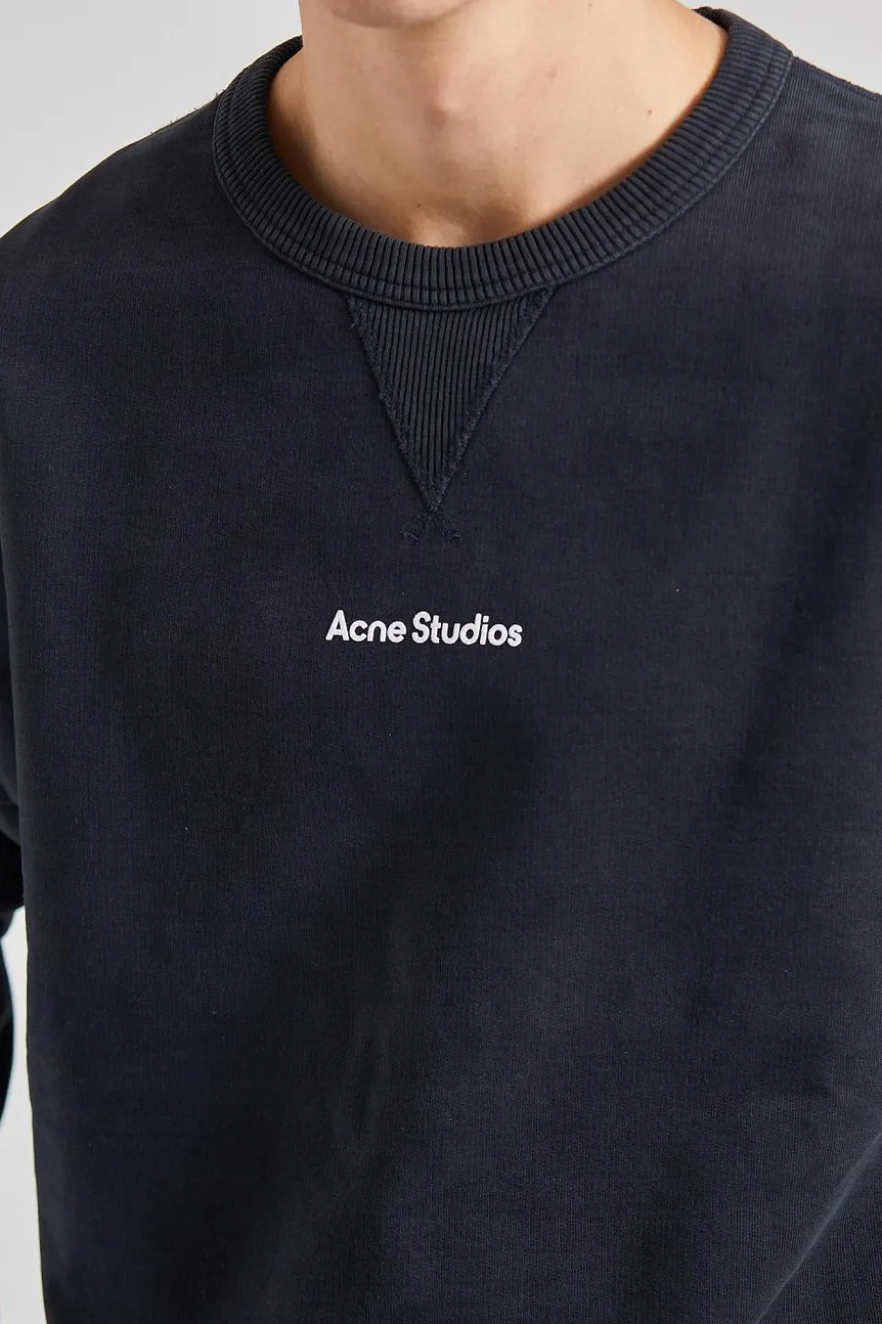 Logo Stamp Sweater Black FN-UX-SWEA000033