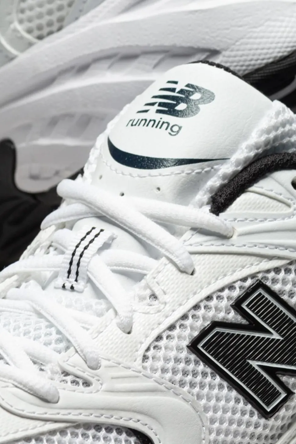 MR530EWB White/Black