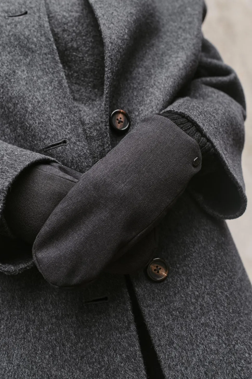 Zoe Mitt Black